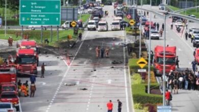 Jet privado se estrella en una autopista en Malasia, matando 8 a bordo y dos en carretera