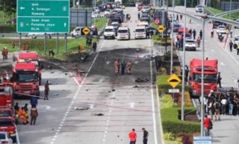 Jet privado se estrella en una autopista en Malasia, matando 8 a bordo y dos en carretera