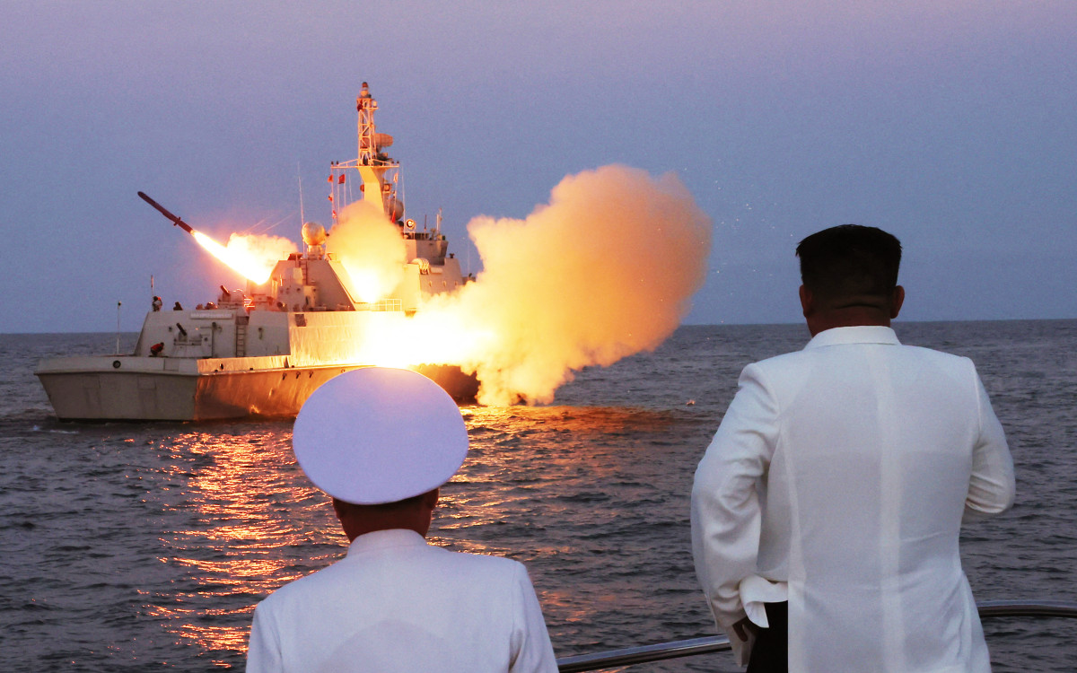 Kim supervisa lanzamiento de misiles de buque de guerra
