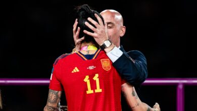 La FIFA suspende al presidente de Federación Española tras beso en la boca a futbolista en el Mundial