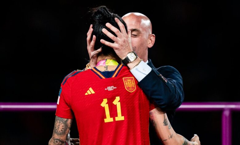 La FIFA suspende al presidente de Federación Española tras beso en la boca a futbolista en el Mundial