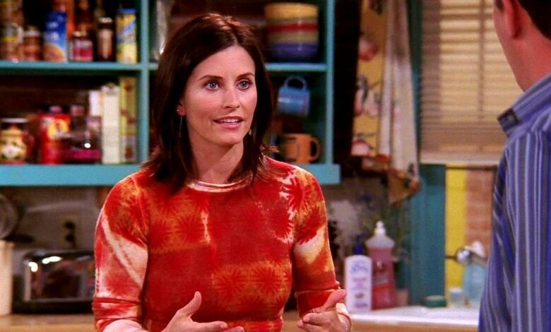 La actriz de Friends Courteney Cox imita a Monica IRL con su armario secreto