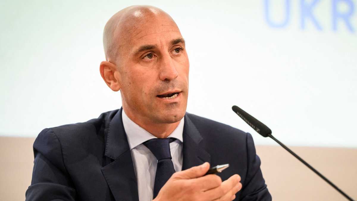 La fiscalía española investiga a dirigente que besó a jugadora en la Copa Mundial