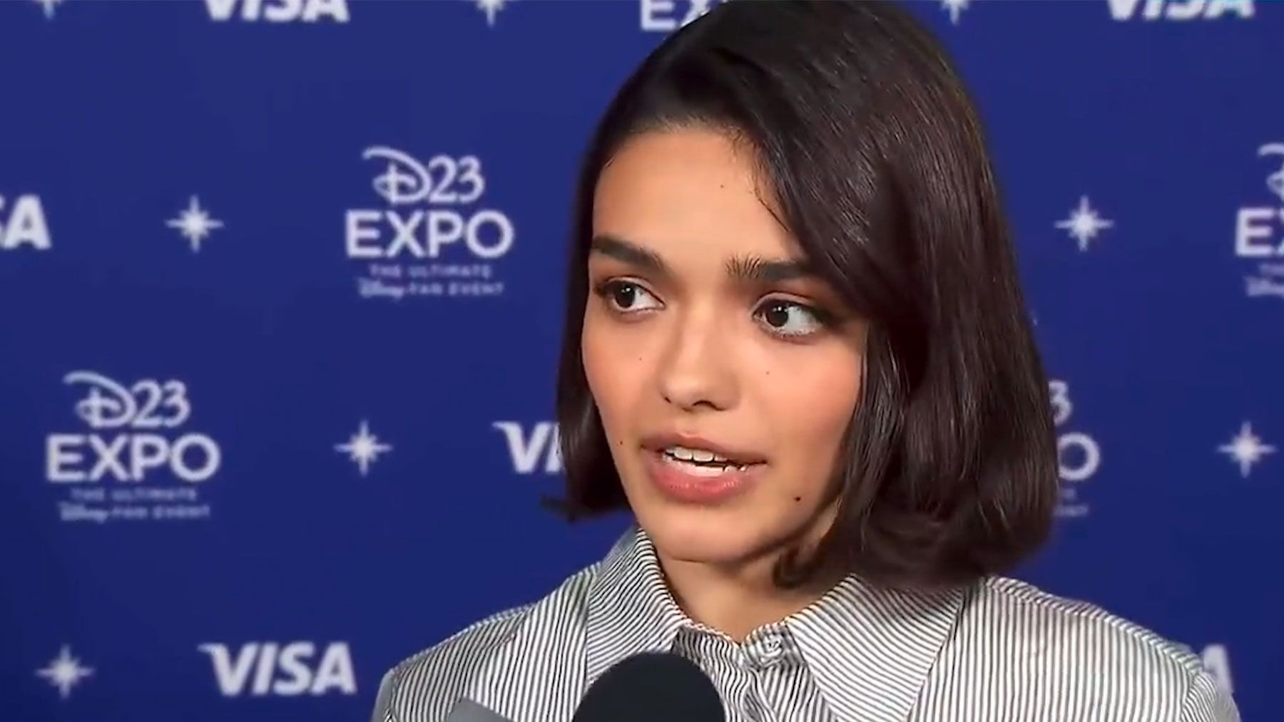 La nueva actriz de Blancanieves asegura que la cinta original de animación hace «apología del acoso»