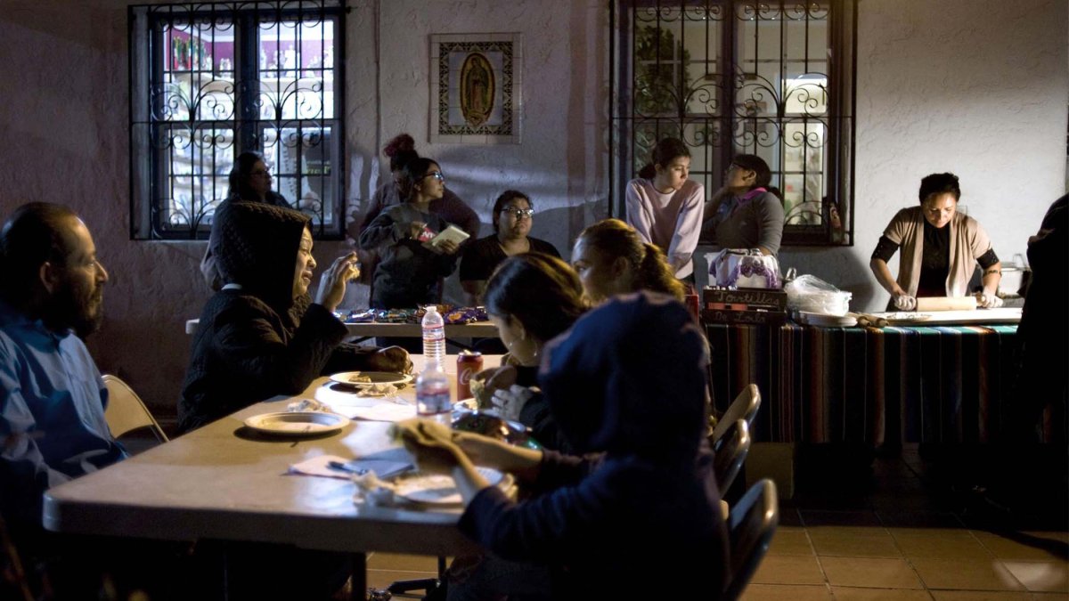 La nueva política de asilo de Biden puede mantenerse en pie, al menos por ahora