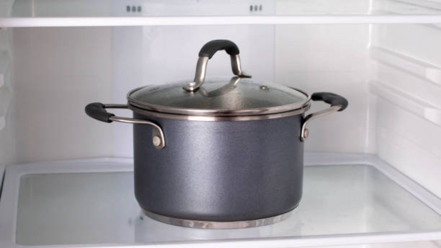 La razón por la que nunca debes guardar ollas con comida dentro de la nevera