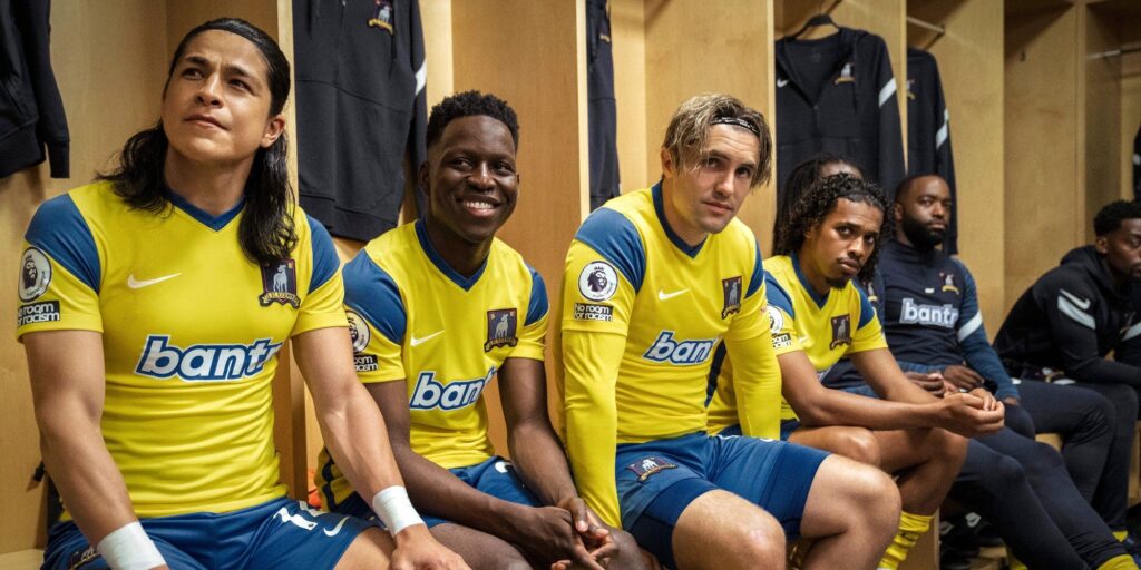 Las estrellas de Ted Lasso se reúnen para un juego de fútbol benéfico de la vida real en encantadoras fotos