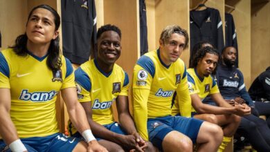 Las estrellas de Ted Lasso se reúnen para un juego de fútbol benéfico de la vida real en encantadoras fotos