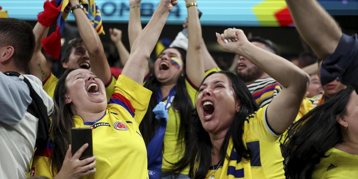 Las jugadoras de Jamaica y Colombia se encuentran en un club nocturno y la lían