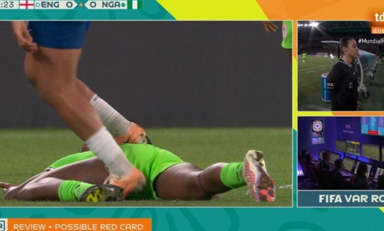 Lauren James la lía: así ha sido la roja más fea del Mundial