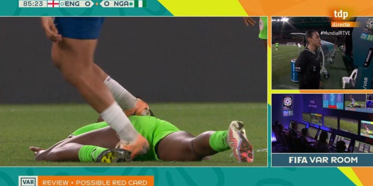 Lauren James la lía: así ha sido la roja más fea del Mundial