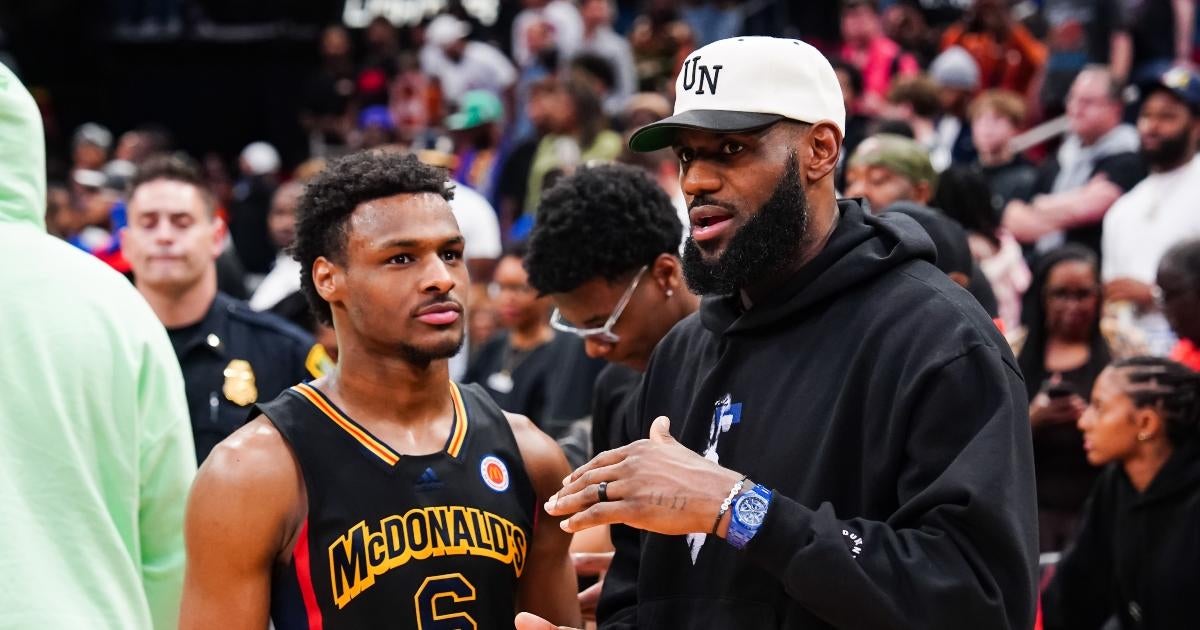 LeBron James asiste al juego de los Dodgers con su hijo Bronny James un mes después de un paro cardíaco