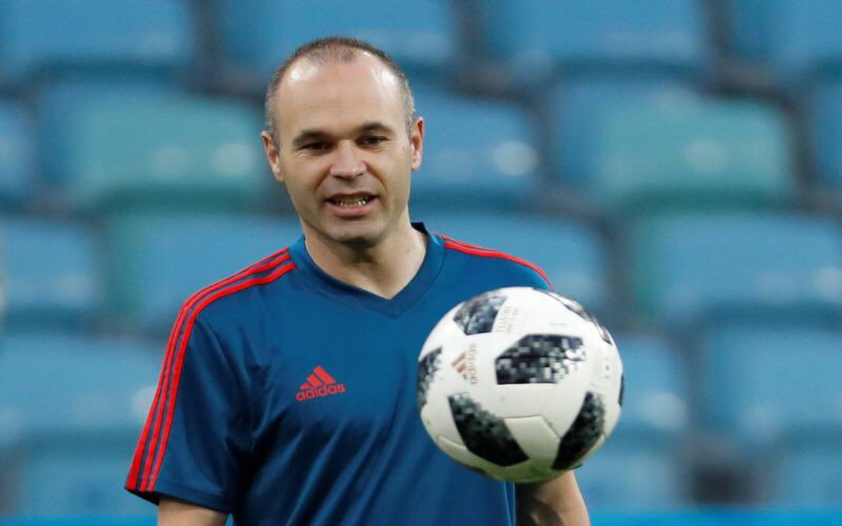 Llega Andrés Iniesta a Dubai para firmar con Emirates Club | Video