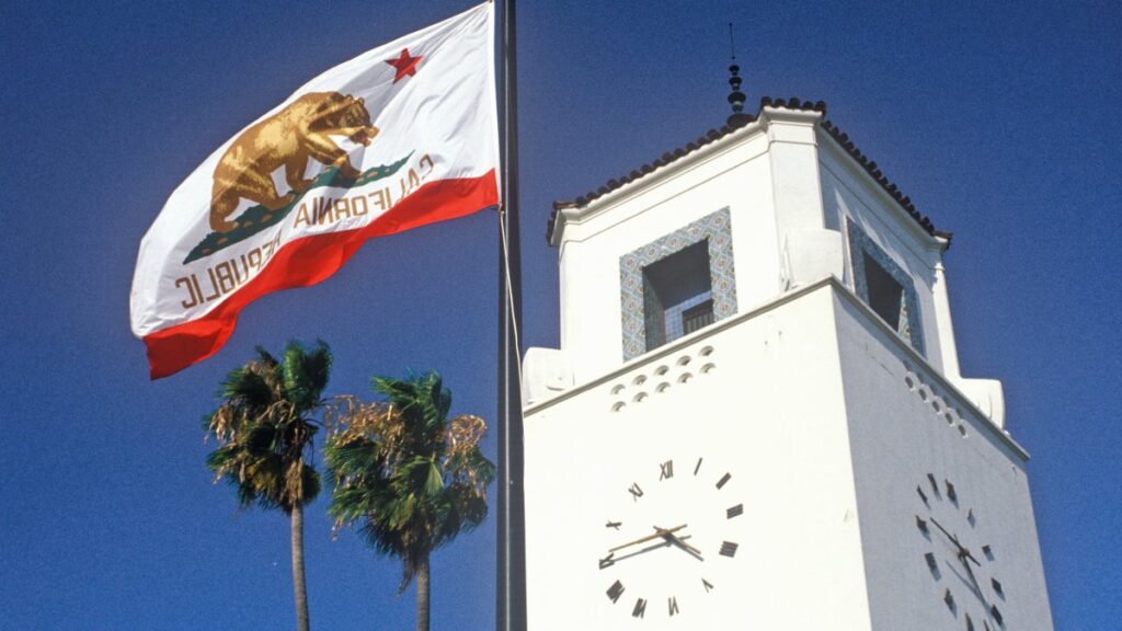 Llega a Los Ángeles el séptimo bus proveniente de Texas lleno de inmigrantes en buscas de asilo