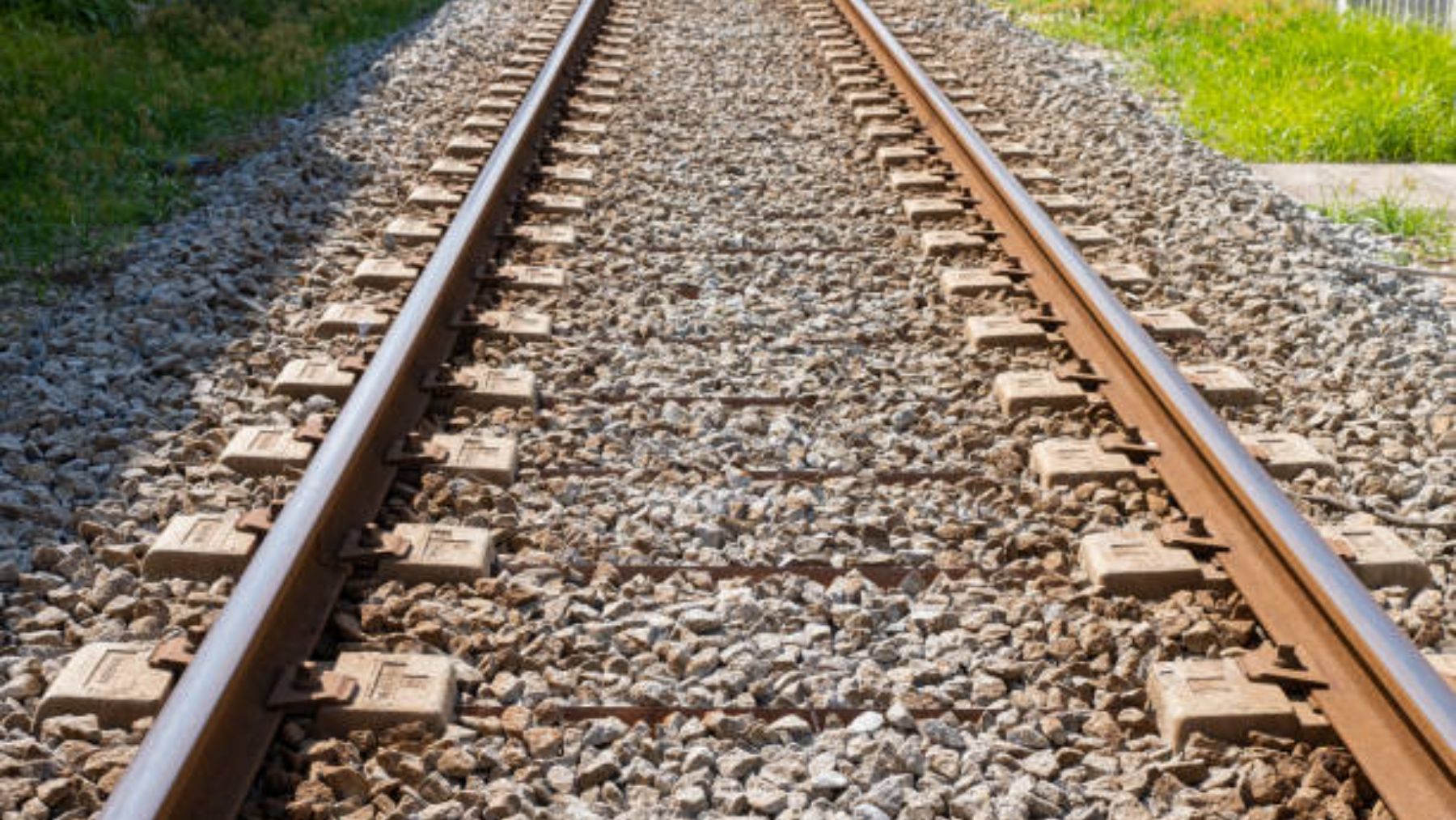 Llevas toda la vida viéndolas y seguro que te lo has preguntado. Las piedras de la vía del tren y su inverosímil uso