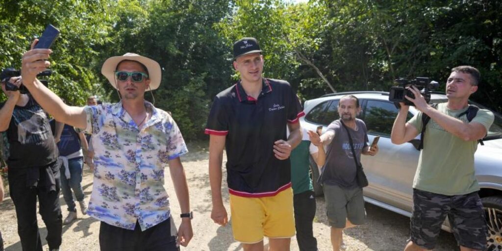 Los Nuggets presumen del verano de carreras de caballos de Jokic con este vídeo delirante