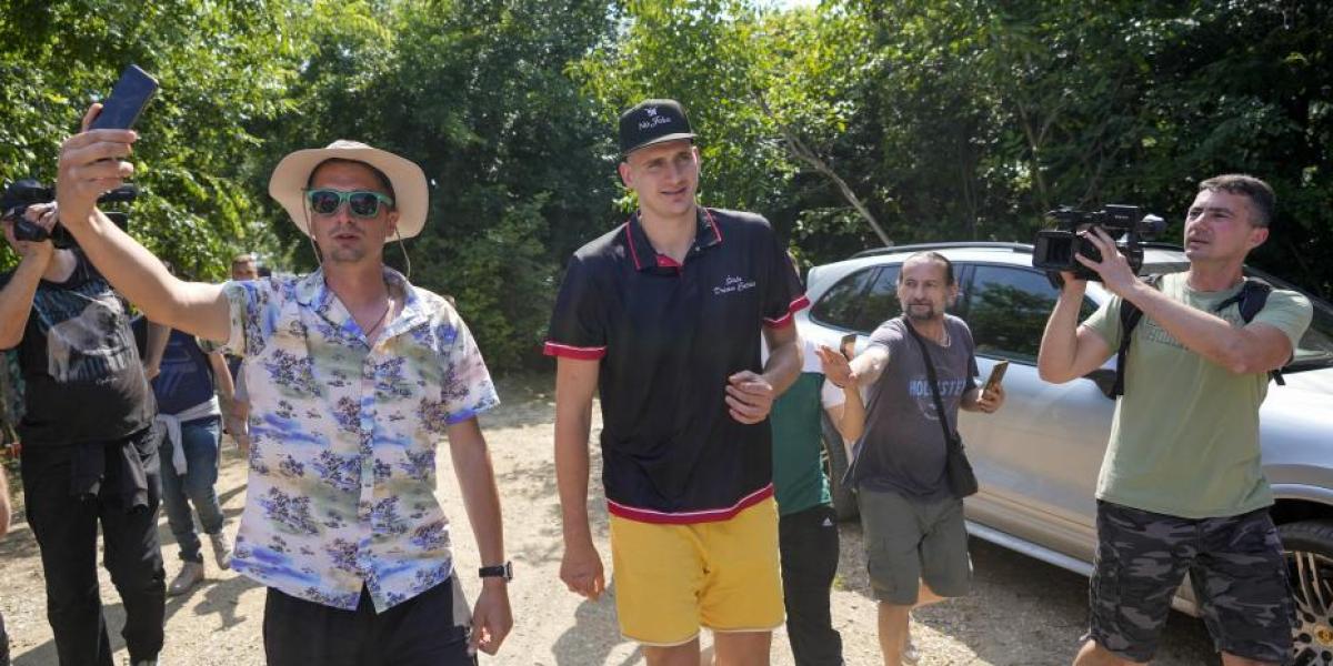 Los Nuggets presumen del verano de carreras de caballos de Jokic con este vídeo delirante