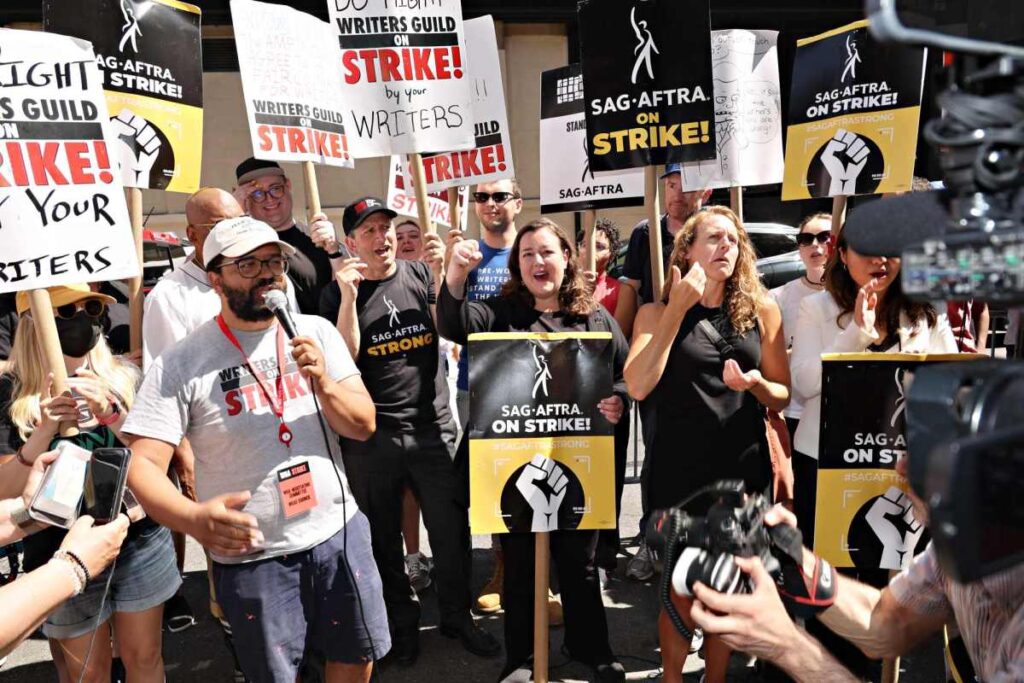 Los creadores prometen no hacer esquiroles mientras continúan las huelgas de SAG-AFTRA y WGA