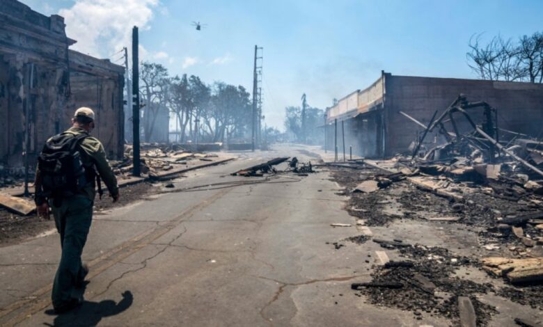 Médico ayuda a tratar a las víctimas del incendio de Hawaii
