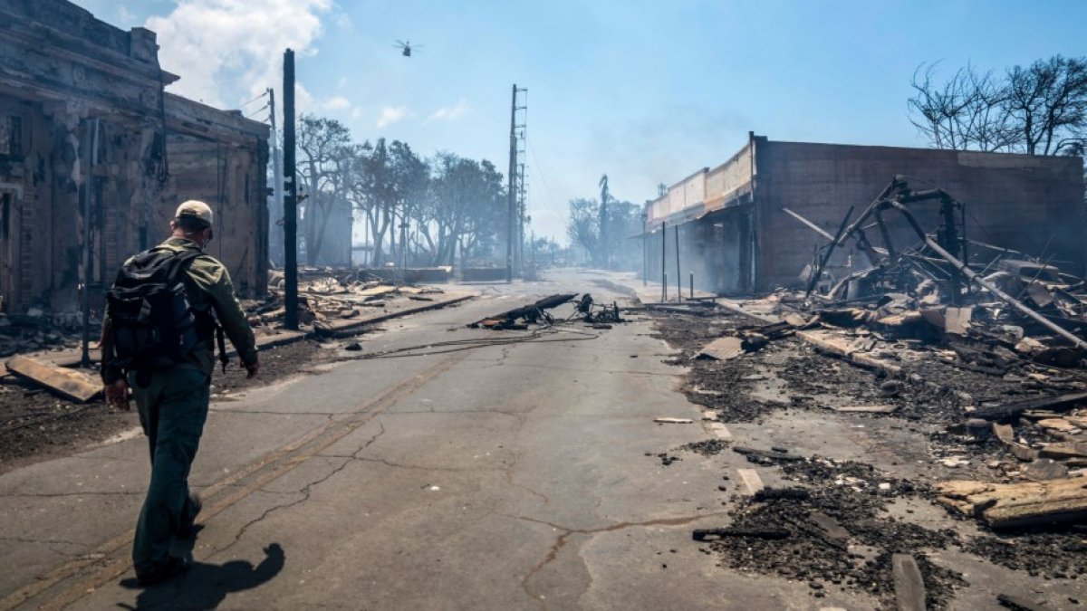 Médico ayuda a tratar a las víctimas del incendio de Hawaii