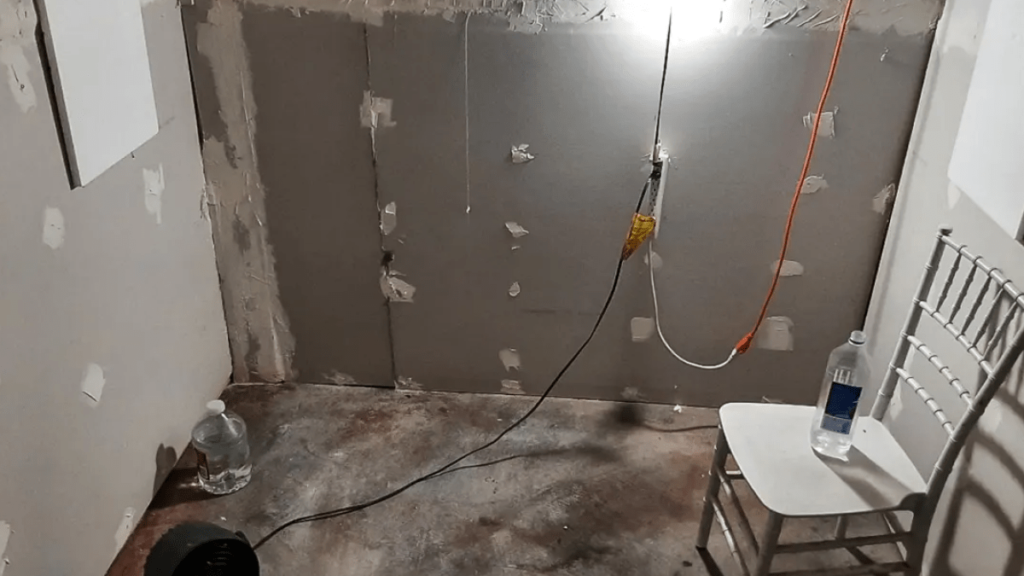 Mujer secuestrada escapa de celda en Oregon