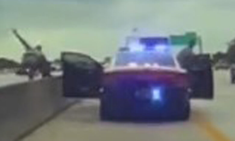 Oficial rescata a un hombre que caminaba hacia los carros en plena autopista