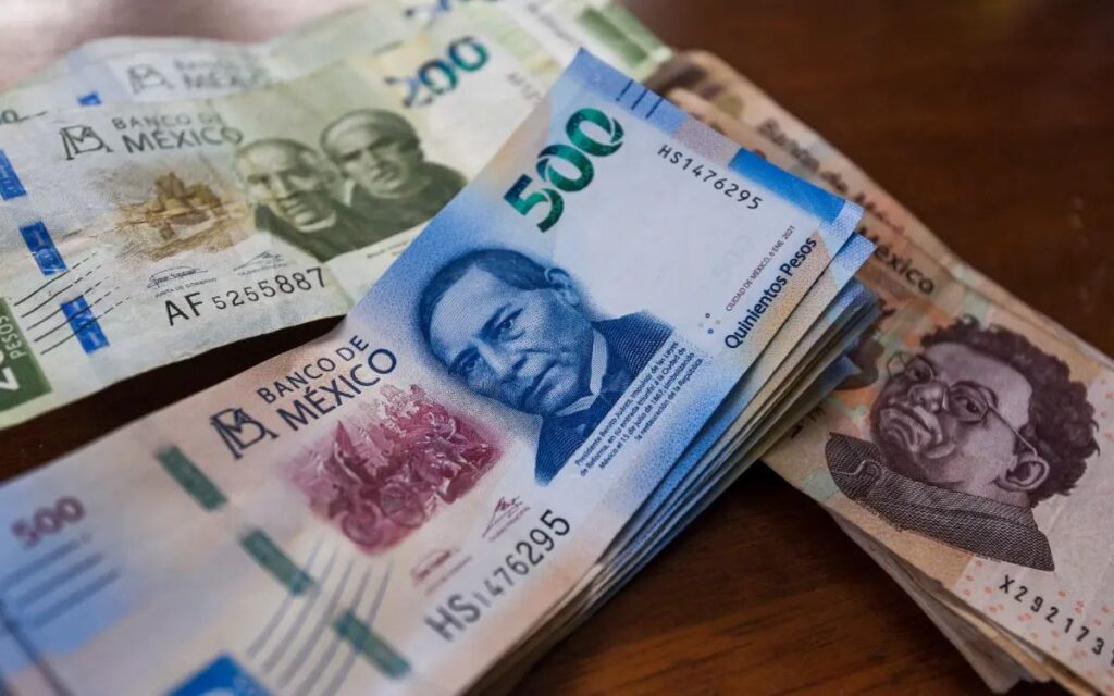 Peso mexicano retrocede por ola global de aversión al riesgo