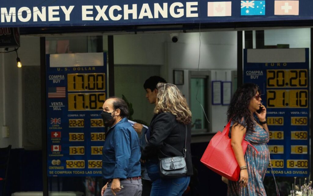 Peso mexicano retrocede tras tocar mejor nivel desde 2015