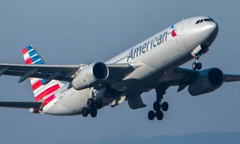 Piloto de American Airlines se hace viral por anunico a pasajeros