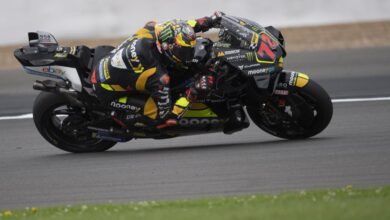Pole y costalazo para Bezzecchi en un infernal Silverstone