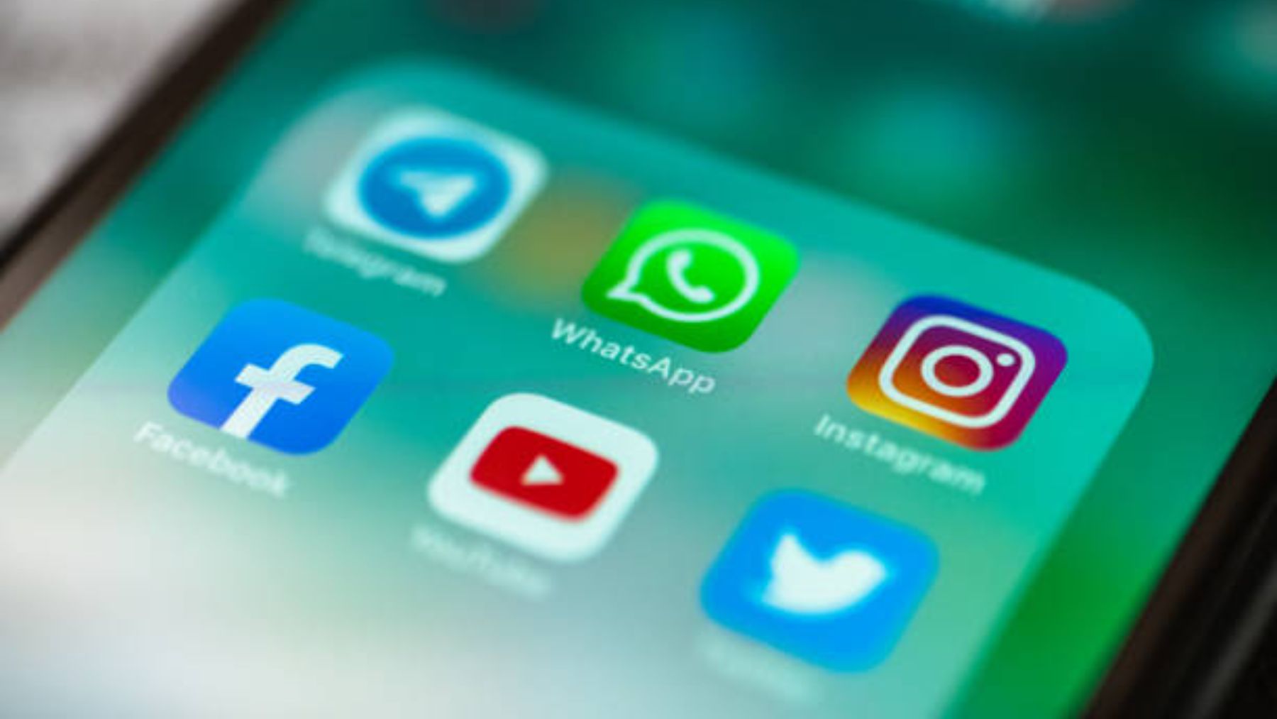 Puedes saber dónde están tus contactos de WhatsApp sin que nadie se entere: llega el ‘modo espía’