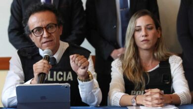 Rectifican candidato suplente en Ecuador; sale con chaleco antibalas