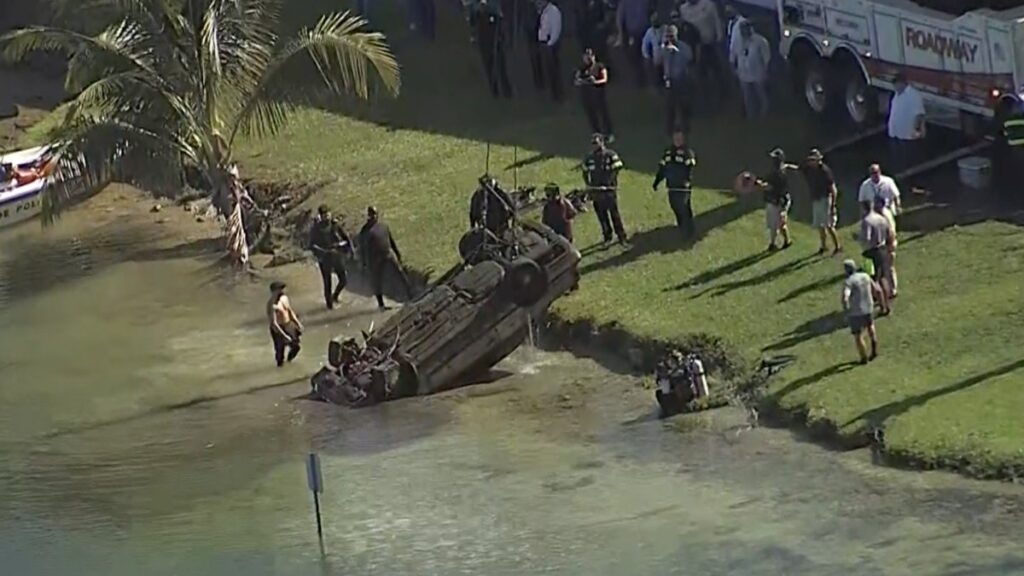 Recuperan autos sumergidos en un lago en Doral, Florida