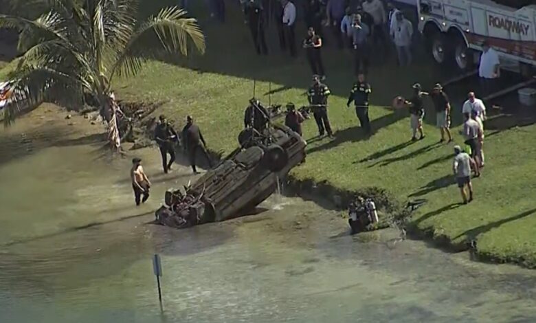 Recuperan autos sumergidos en un lago en Doral, Florida