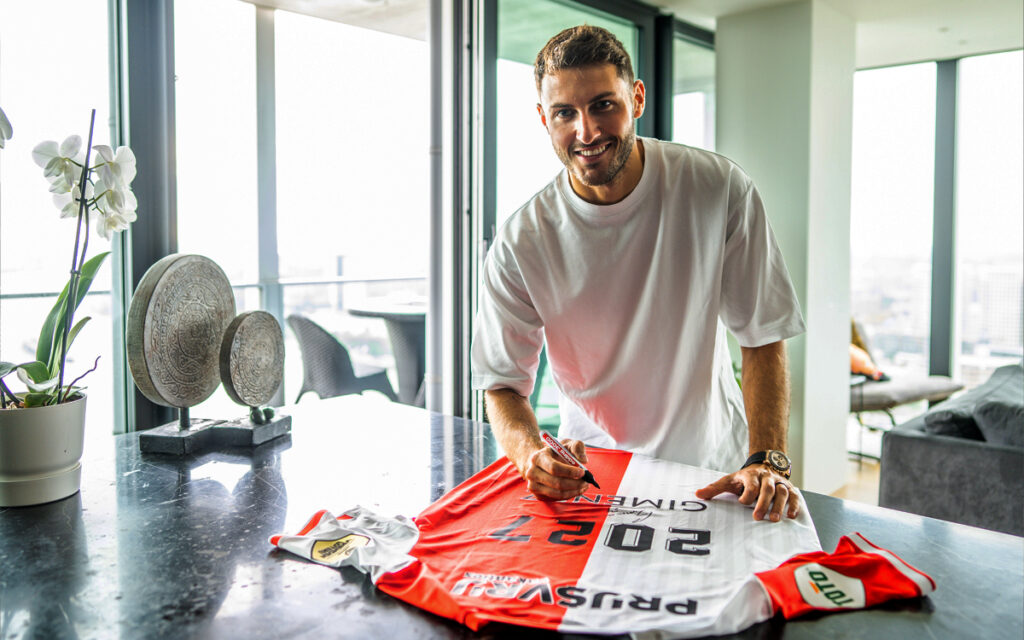 Santi Giménez renueva con el Feyenoord hasta 2027