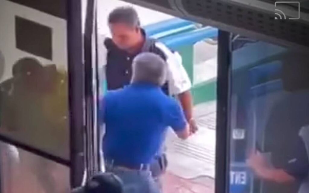 Señalan a encargado de farmacia del IMSS de agredir a manifestante que exigía medicamentos