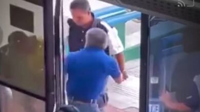 Señalan a encargado de farmacia del IMSS de agredir a manifestante que exigía medicamentos