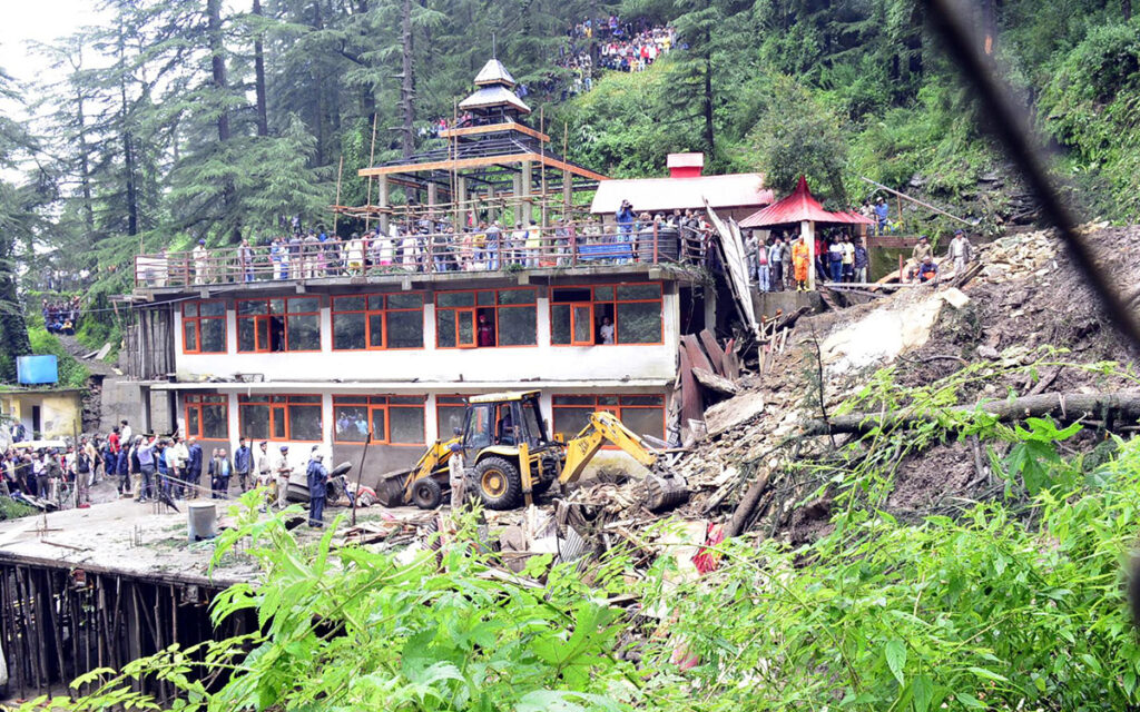 Suman al menos 50 personas muertas por lluvias al norte de India