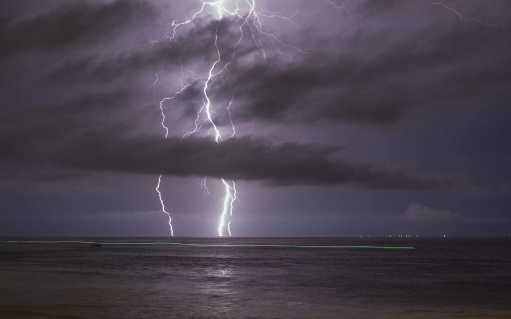 Tormentas causan estragos en este de EU y ruptura de glaciar en Alaska arrasa viviendas