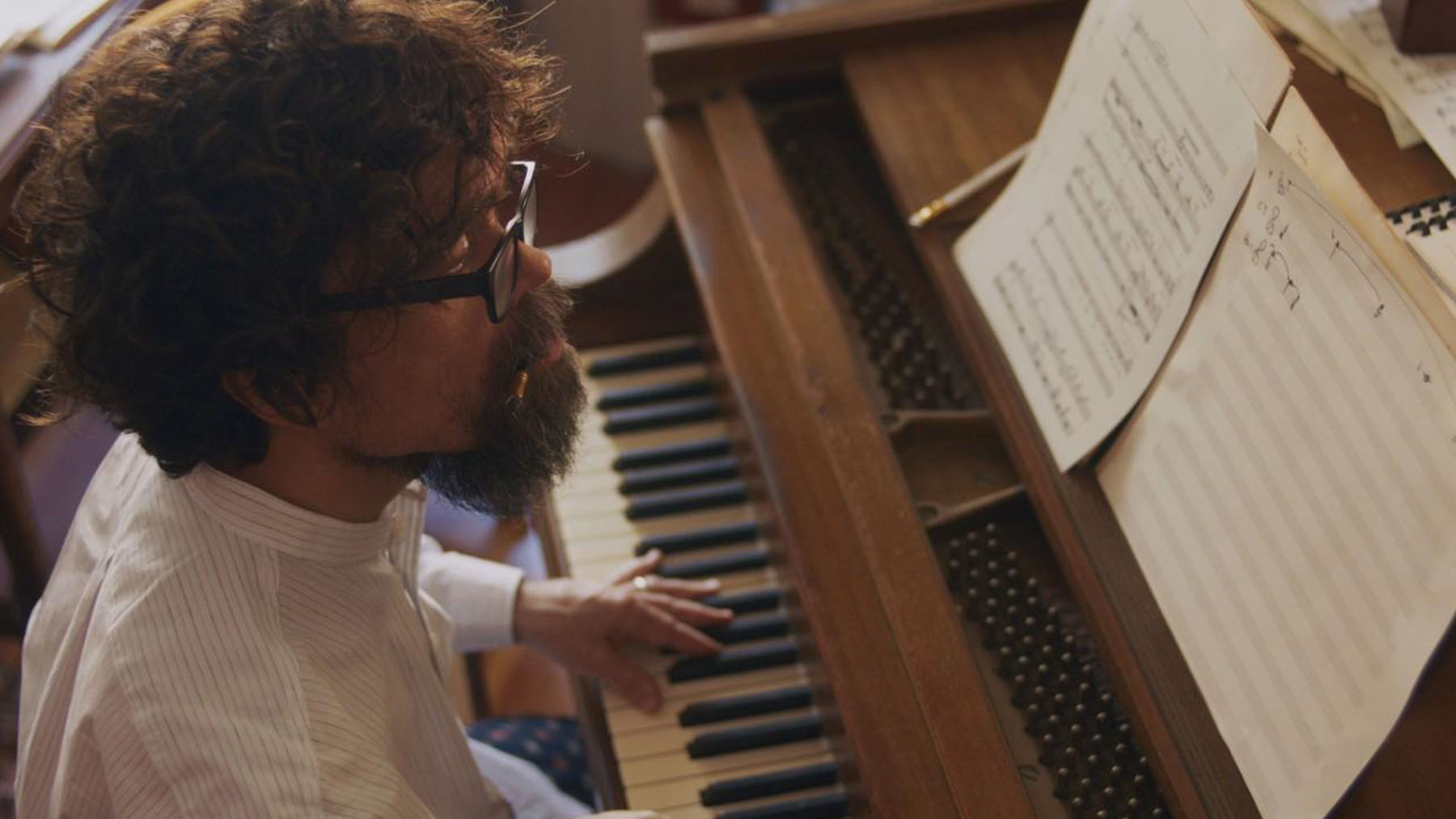 Tráiler de ‘She Came to Me’: Peter Dinkalge busca inspiración entre Anne Hathaway y Marisa Tomei