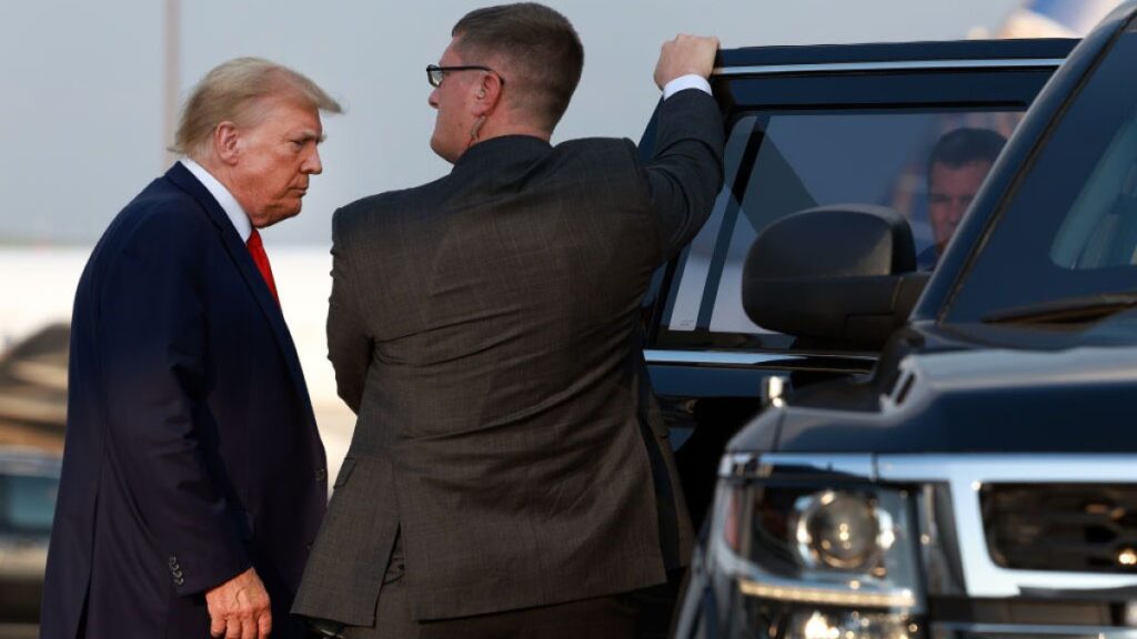 Trump queda en libertad tras su arresto en la cárcel de Georgia