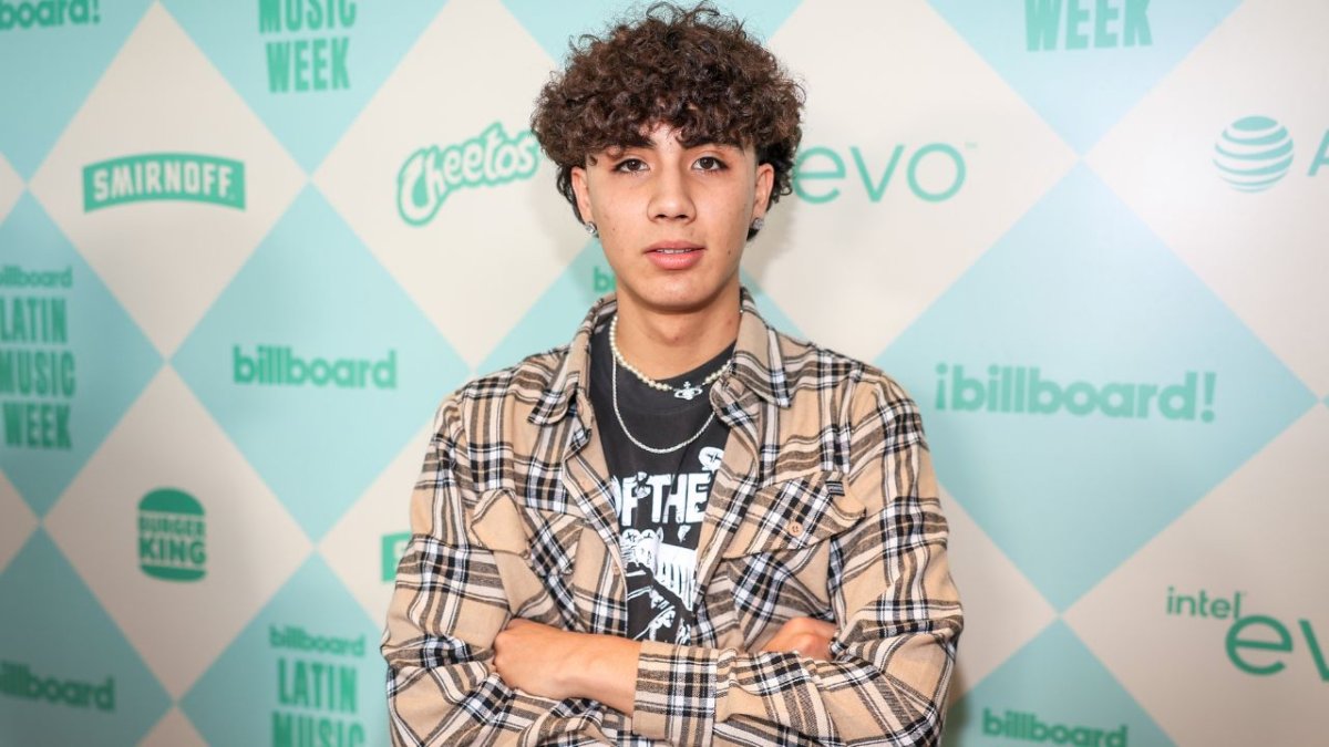 “Un lenguaje romántico”: DannyLux canta con estilo californiano música regional mexicana