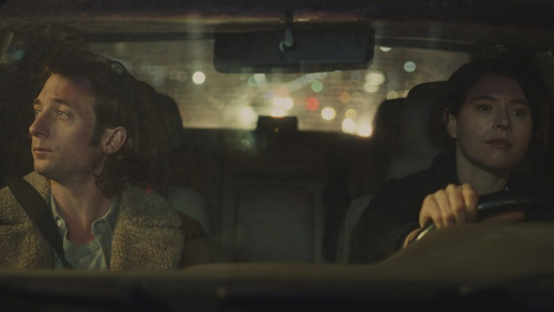 Un vistazo a ‘Fingernails’: El trío amoroso de ciencia ficción entre Jessie Buckley, Riz Ahmed y Jeremy Allen White