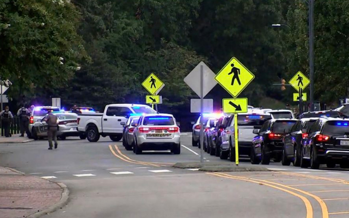 VIDEO | Estudiantes escapan por ventana de Universidad en EU durante tiroteo