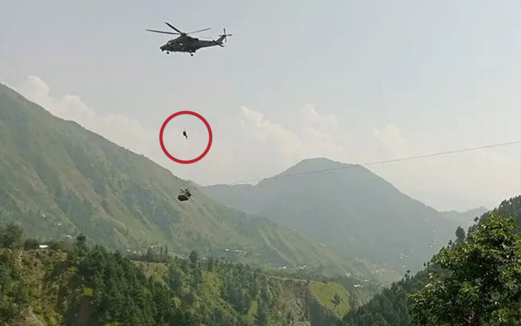 Video | Así fue el rescate de dos niños atrapados en teleférico a 274 metros