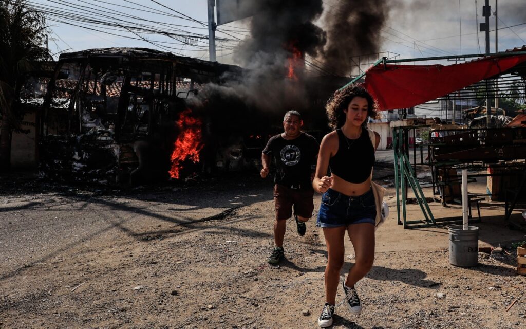 Videos y fotos | Hombres armados queman 12 autos y transportistas bloquean carretera en Acapulco