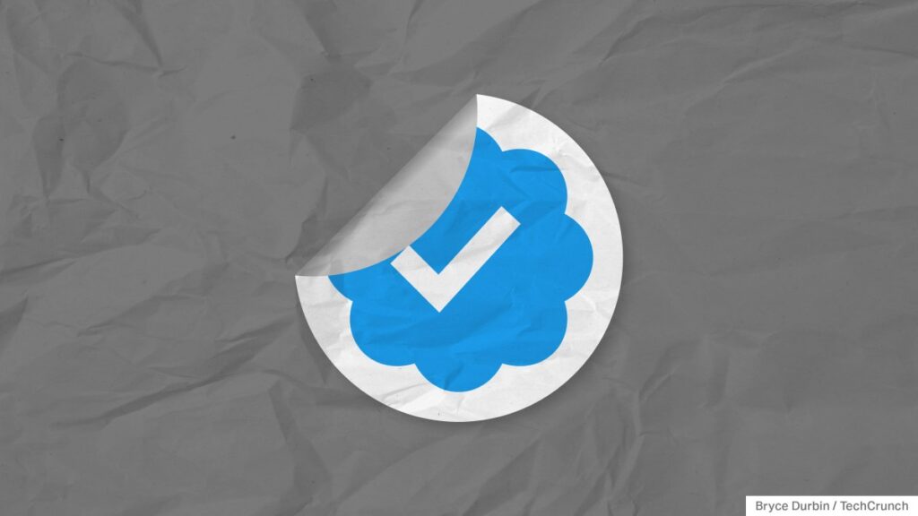 X, anteriormente Twitter, ahora permite a los usuarios pagos ocultar sus marcas de verificación