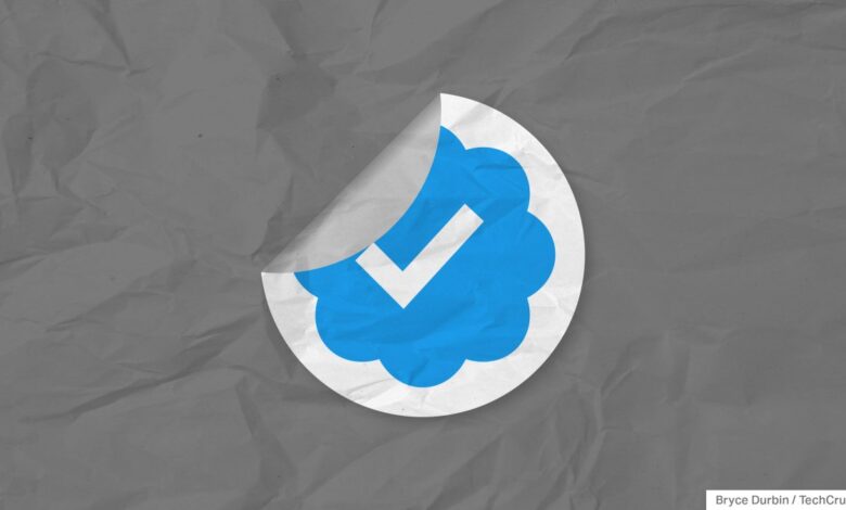 X, anteriormente Twitter, ahora permite a los usuarios pagos ocultar sus marcas de verificación
