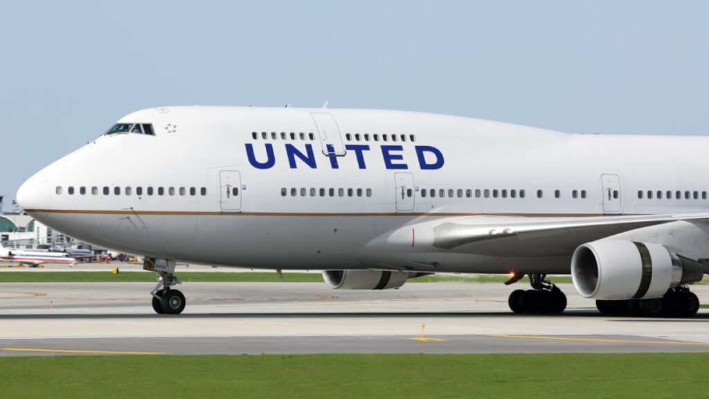 acusan a piloto de United por destruir barrera de estacionamiento