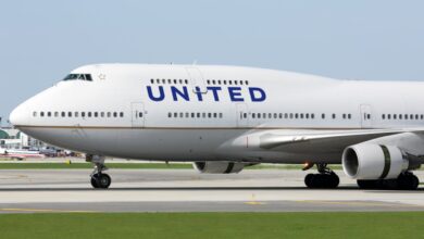 acusan a piloto de United por destruir barrera de estacionamiento